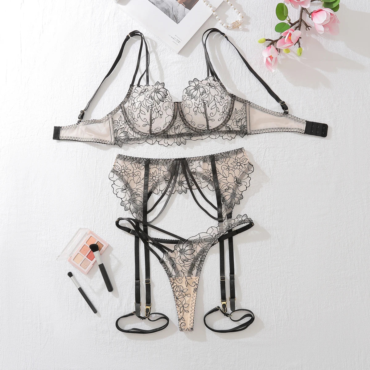 Durchsichtiger Wäsche-Set mit bestickten Blumen