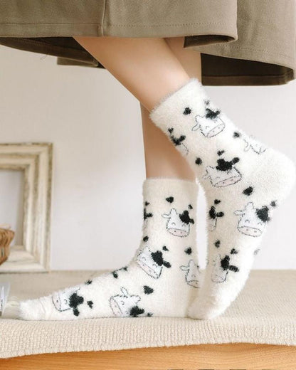 Lange gemusterte flauschige Socken mit Kuhmotiv