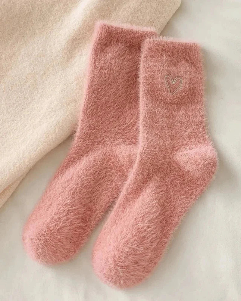 Lange flauschige Socken mit Herz