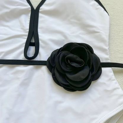 Einteiliger Badeanzug mit tiefem Ausschnitt