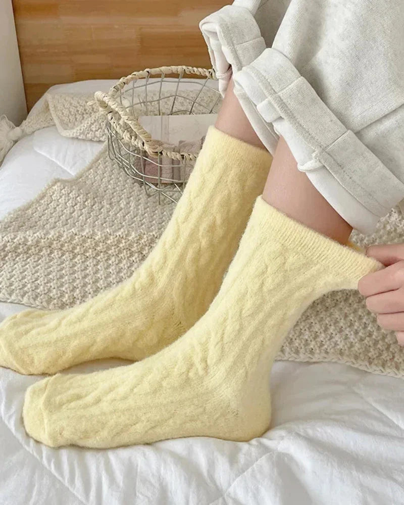 Lange flauschige Socken mit Zopfmuster