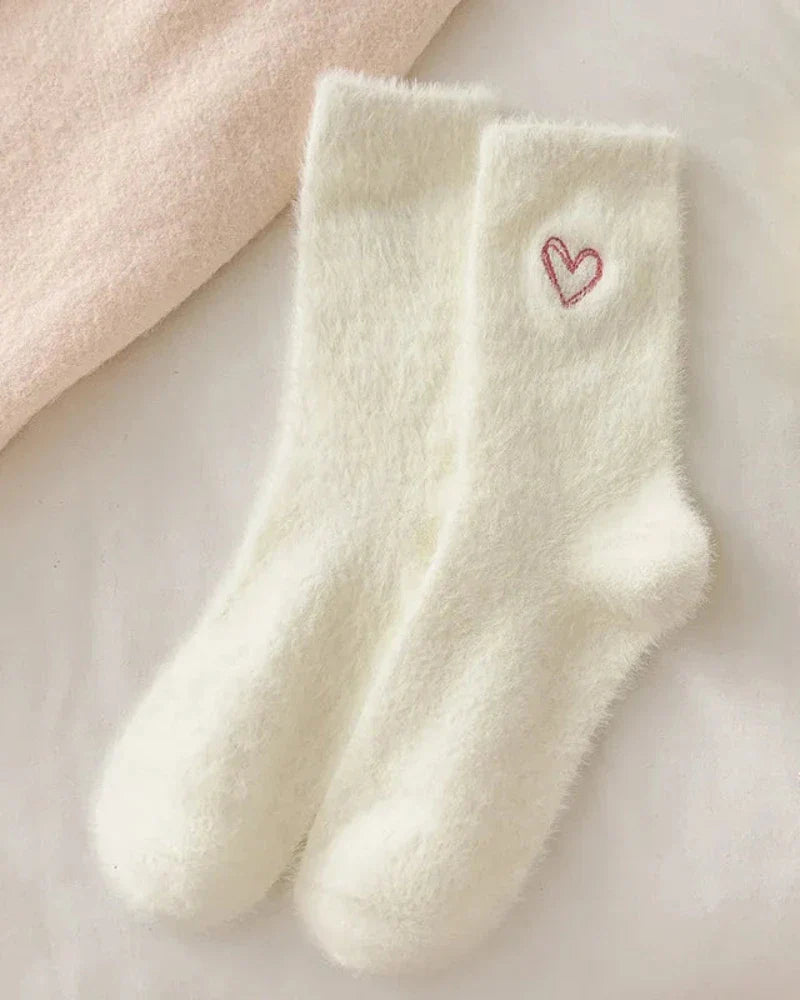 Lange flauschige Socken mit Herz