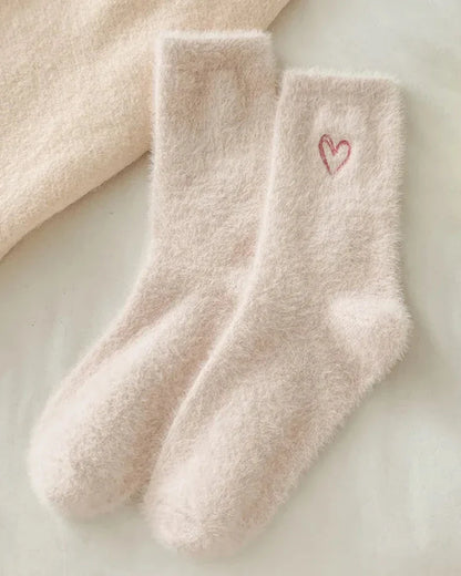 Lange flauschige Socken mit Herz