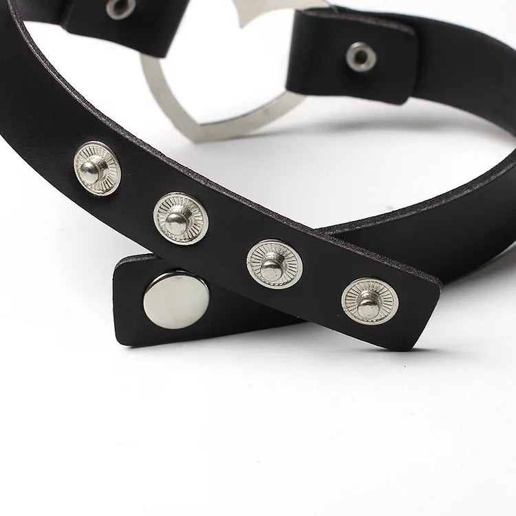 Halsband aus verstellbarem Leder mit Herzchen