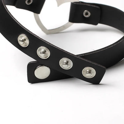 Halsband aus verstellbarem Leder mit Herzchen