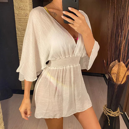 Luftiges Strandkleid mit tiefem Wickelausschnitt
