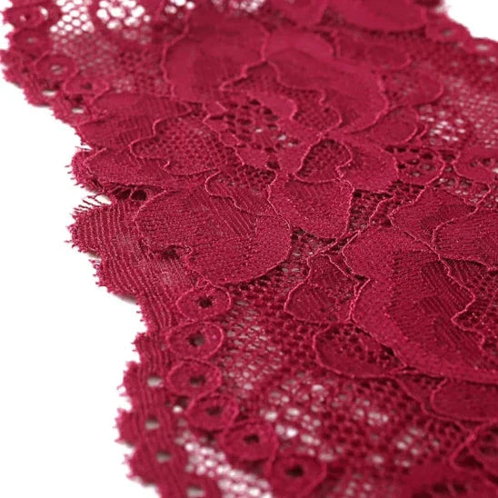 Satinstrings mit Spitzeneinsätzen