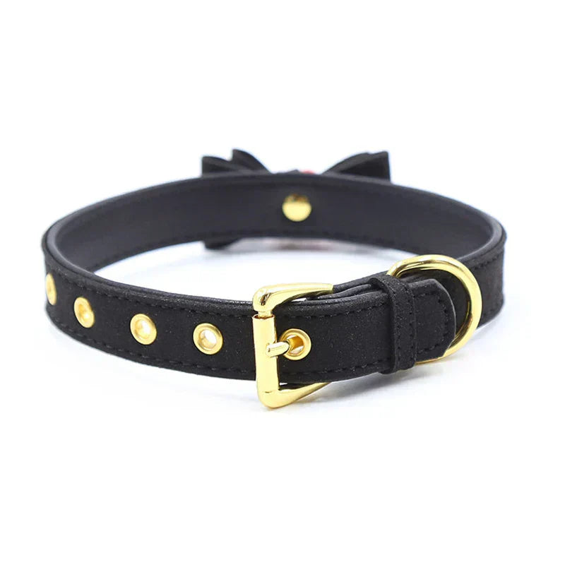 Halsband mit Glöckchen und dekorativem Schleifchen