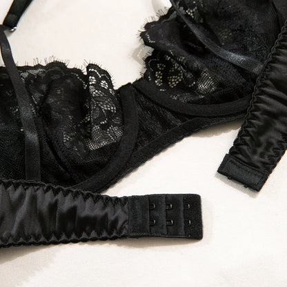 Komplettset aus satiniertem Unterwäsche mit Spitzeneinsätzen