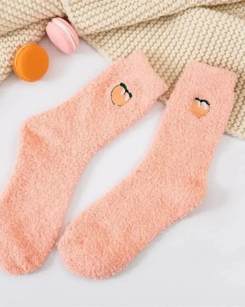 Lange flauschige Socken mit Stickerei