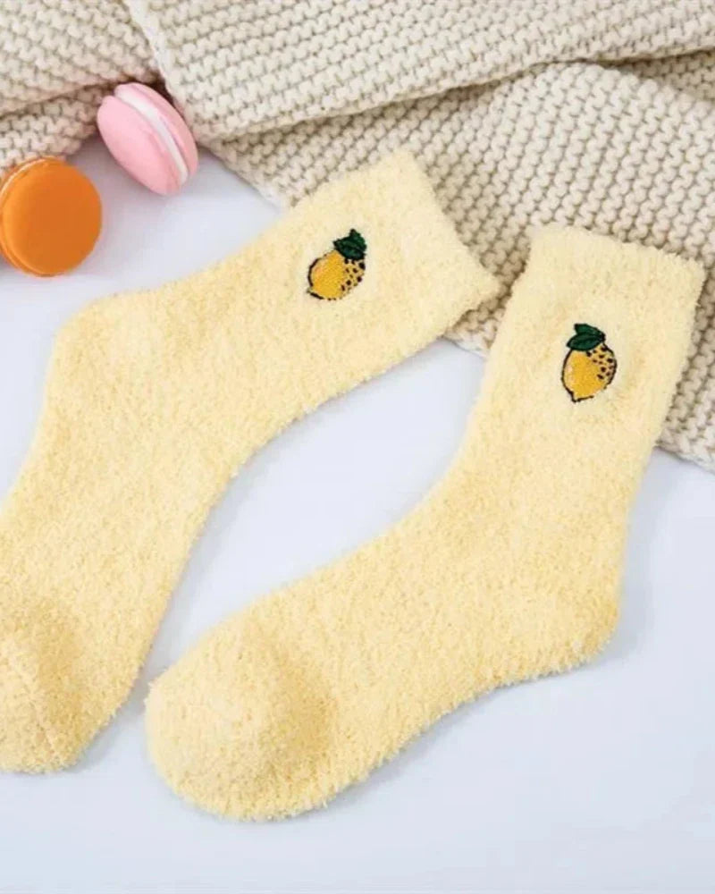 Lange flauschige Socken mit Stickerei