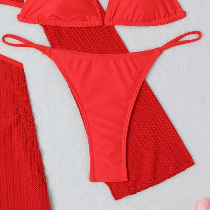 Bikini mit freiem Rücken und Strandkleid