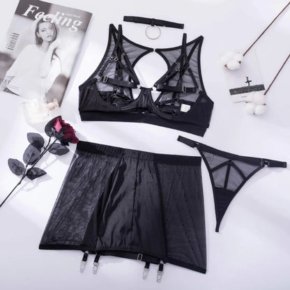 Set aus Unterwäsche mit Choker und Rock