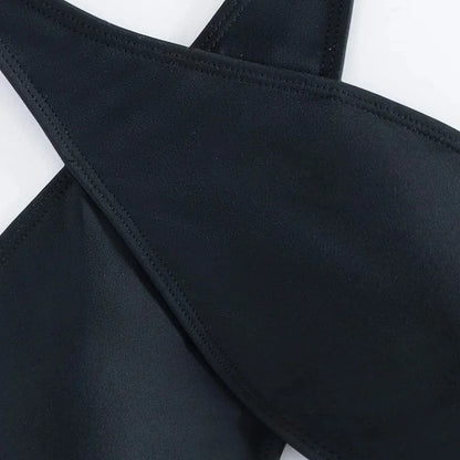 Monokini mit gekreuzten Trägern am Dekolleté