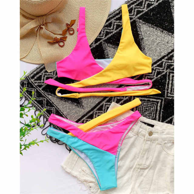Bikini aus zwei Teilen mit dekorativen Ausschnitten