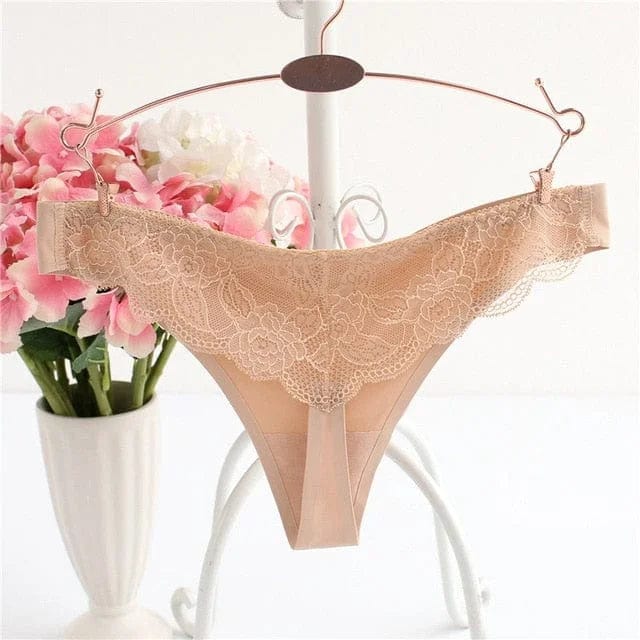 Beige Nahtloser String mit Spitze auf der Rückseite