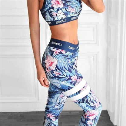 Blau Ein Sportset mit floralen Mustern