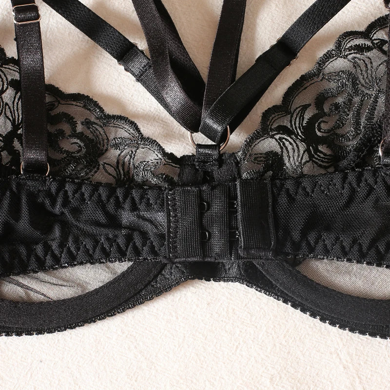 Ein Wäsche-Set mit einem Strumpfhalter, der mit Federn verziert ist.