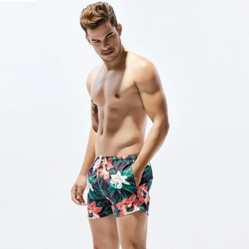  Kurze Herren-Badeshorts mit hawaiianischen Blumen