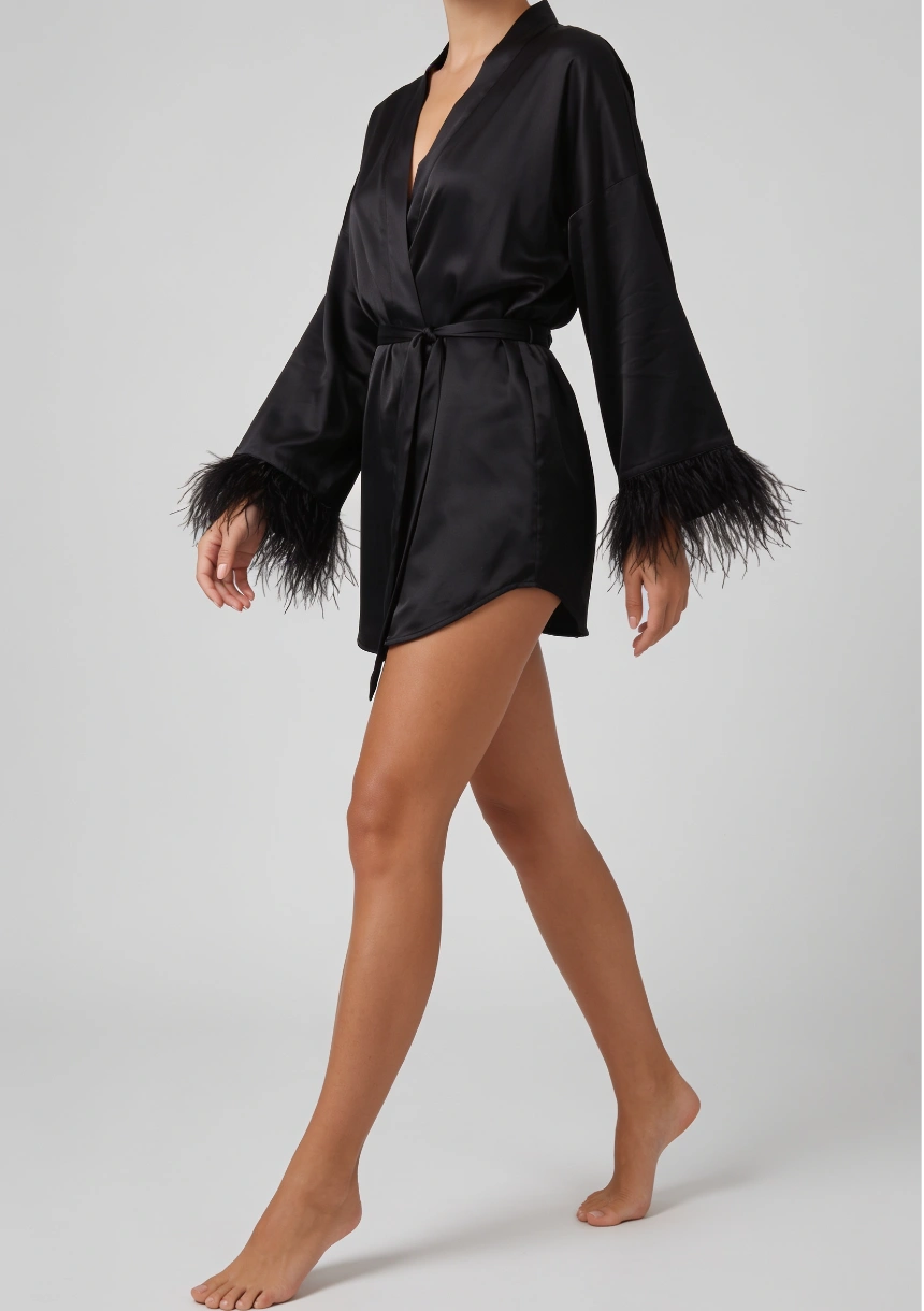 Satin-Robe mit Federbesatz