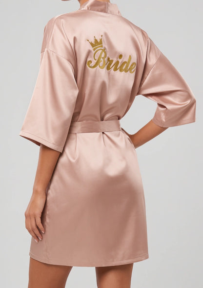 Satin Brautrobe mit "Braut" Stickerei