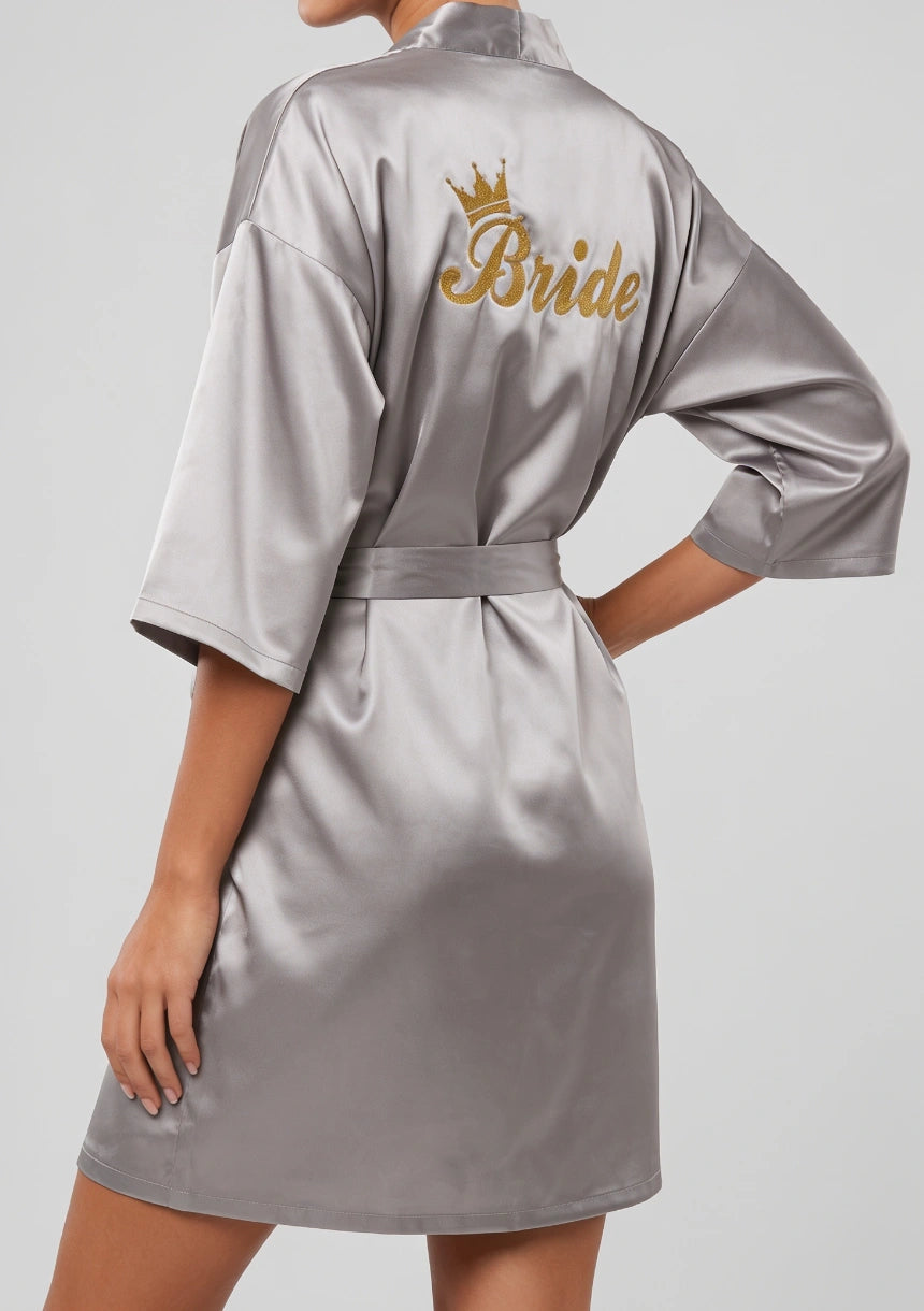 Satin Brautrobe mit "Braut" Stickerei