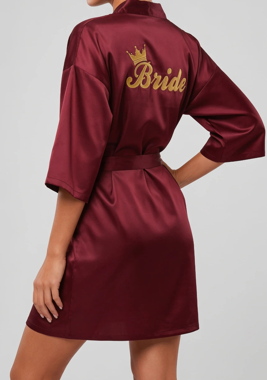Satin Brautrobe mit "Braut" Stickerei