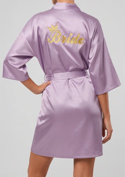 Satin Brautrobe mit "Braut" Stickerei