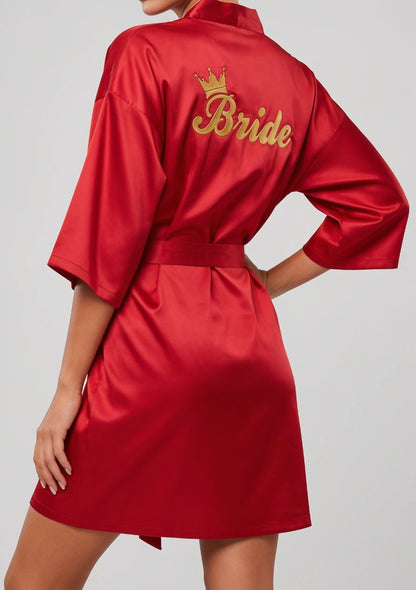 Satin Brautrobe mit "Braut" Stickerei