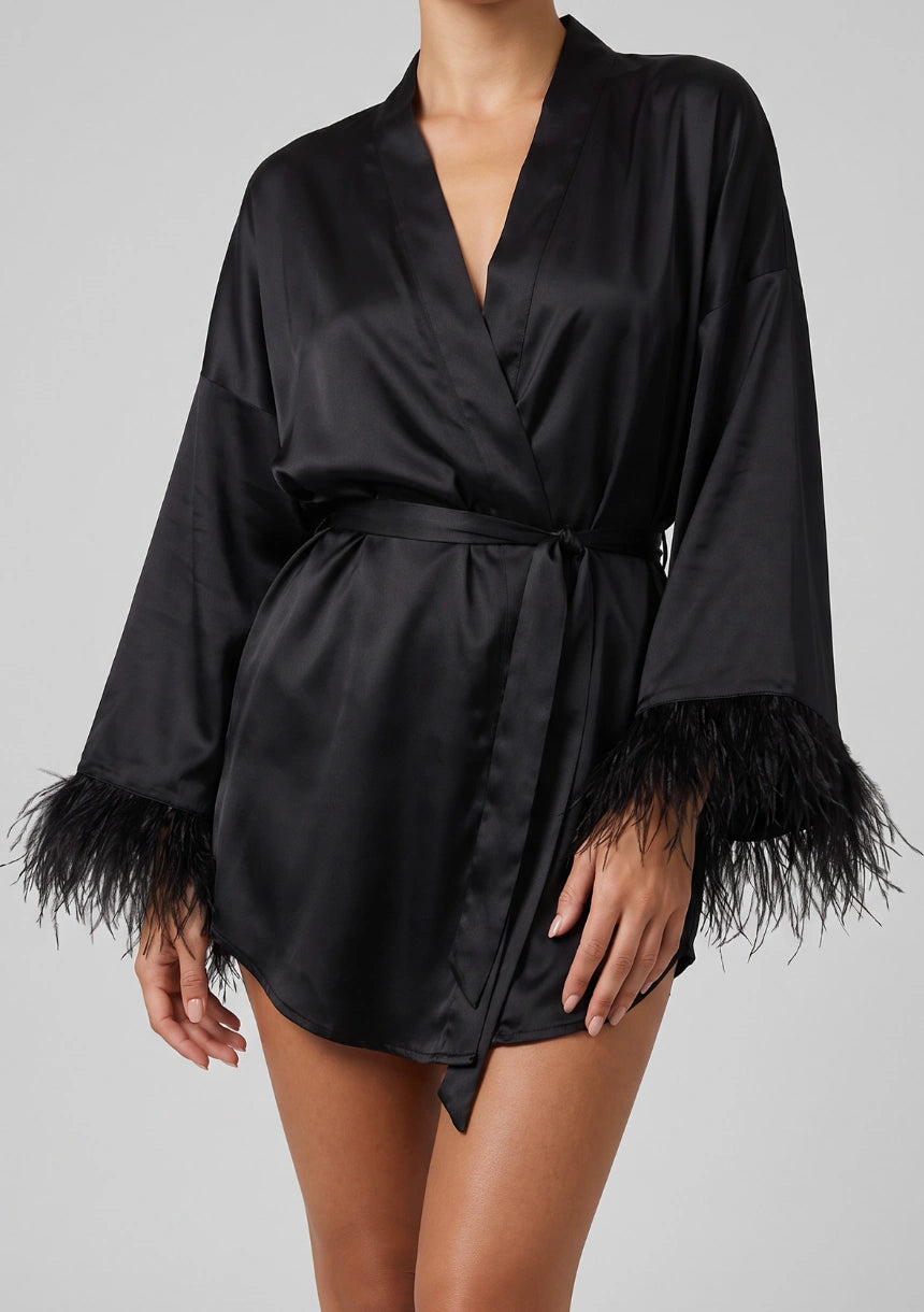 Satin-Robe mit Federbesatz