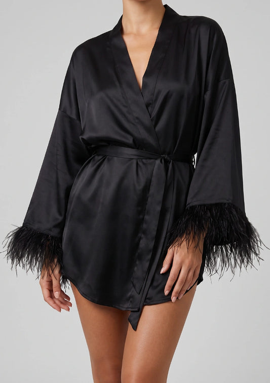 Satin-Robe mit Federbesatz