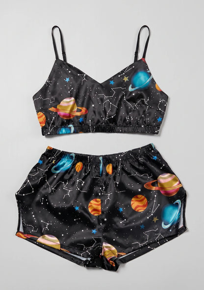 Kurzes Top und gemustertes Pyjama-Set