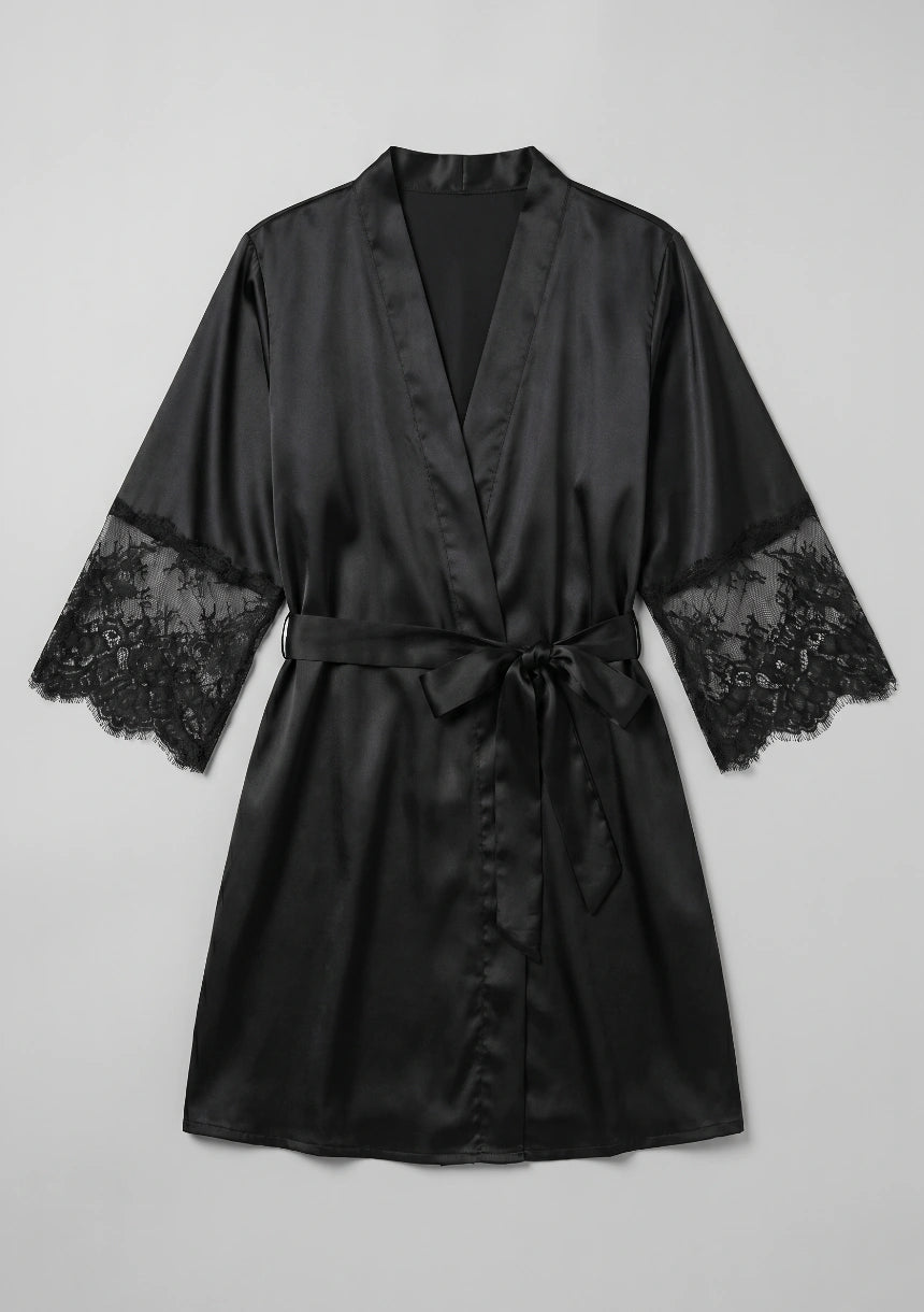 Satinrobe mit Spitzenbesatz