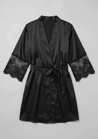 Satinrobe mit Spitzenbesatz