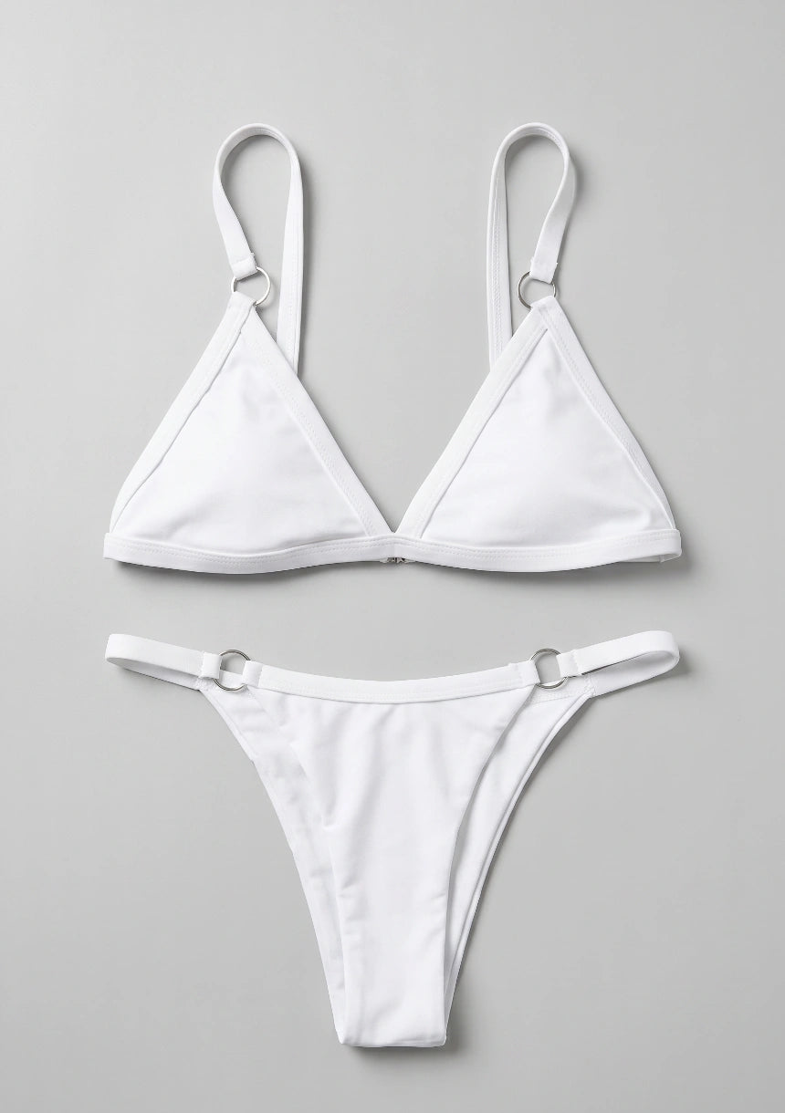 Klassischer Zweiteiler-Bikini mit dekorativen Ringen