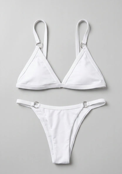 Klassischer Zweiteiler-Bikini mit dekorativen Ringen