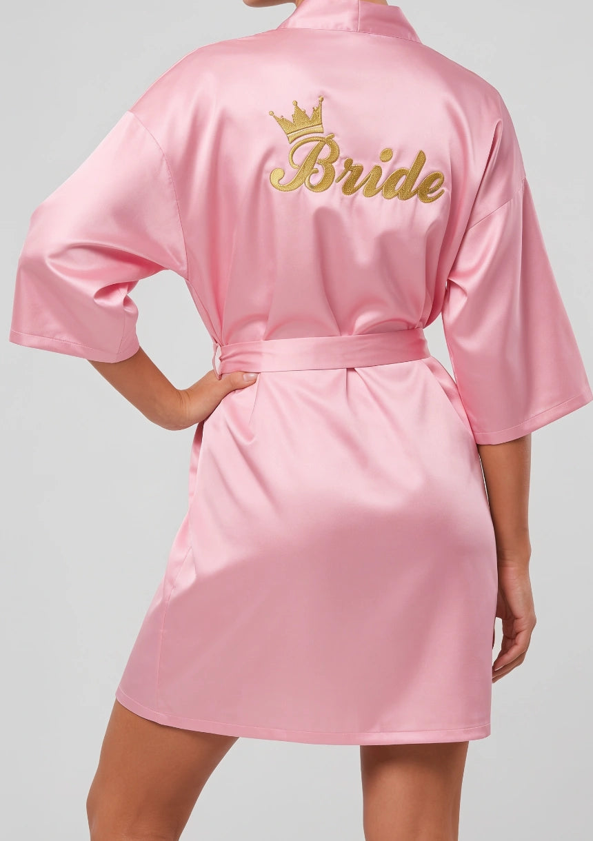 Satin Brautrobe mit "Braut" Stickerei