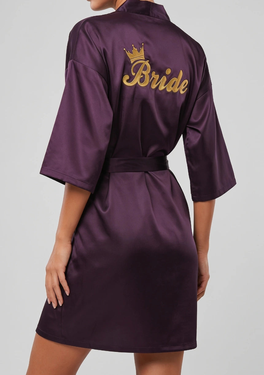 Satin Brautrobe mit "Braut" Stickerei