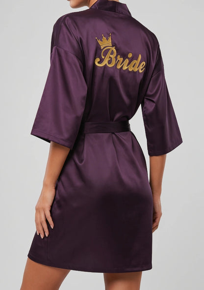 Satin Brautrobe mit "Braut" Stickerei