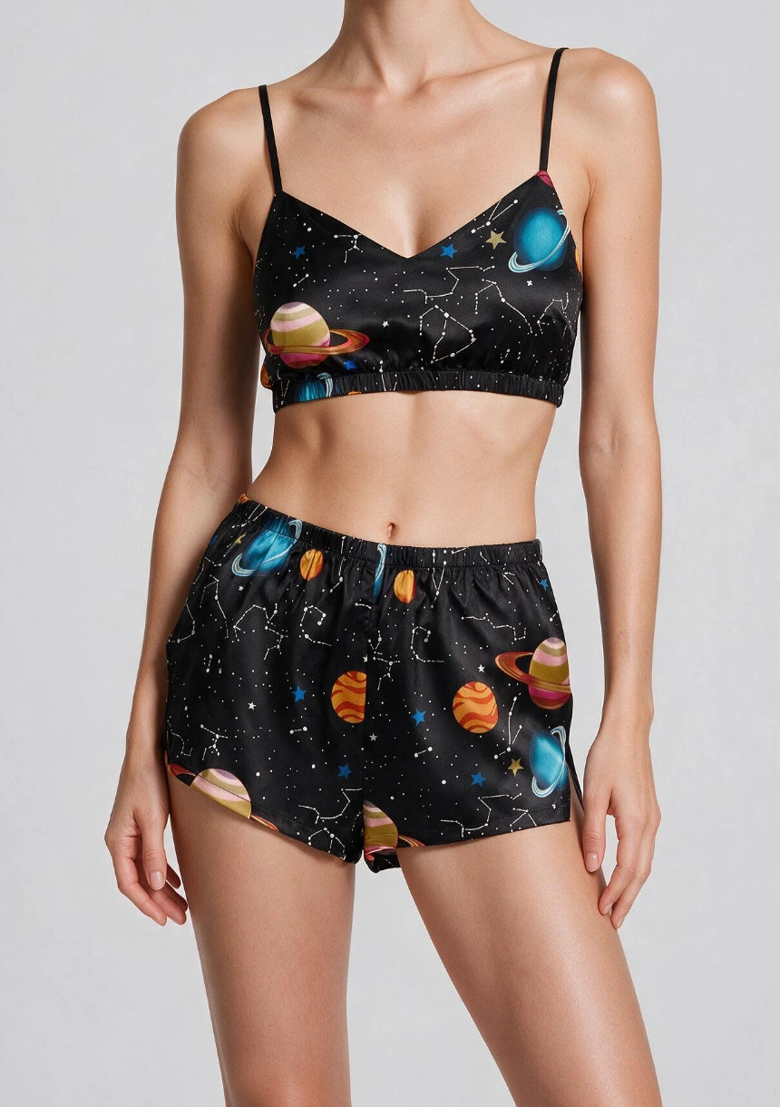 Kurzes Top und gemustertes Pyjama-Set