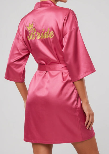 Satin Brautrobe mit "Braut" Stickerei