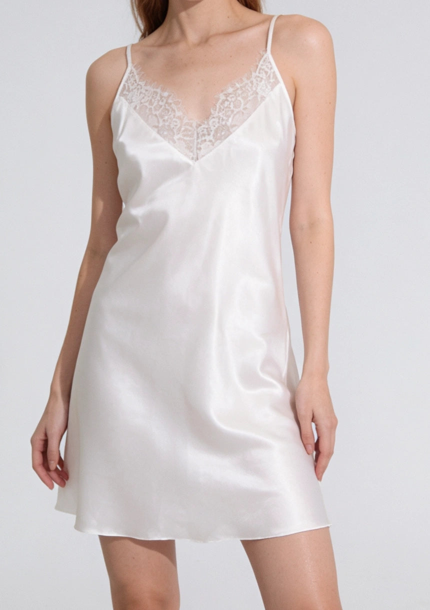 Seiden-Nachtkleid mit Spitzenbesatz