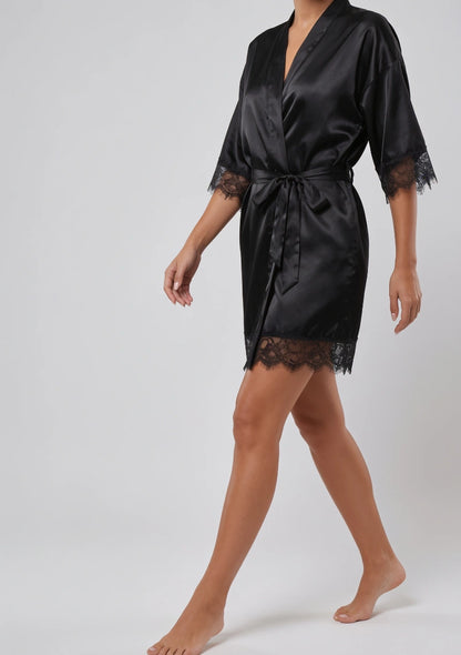 Satinrobe mit Spitzenbesatz