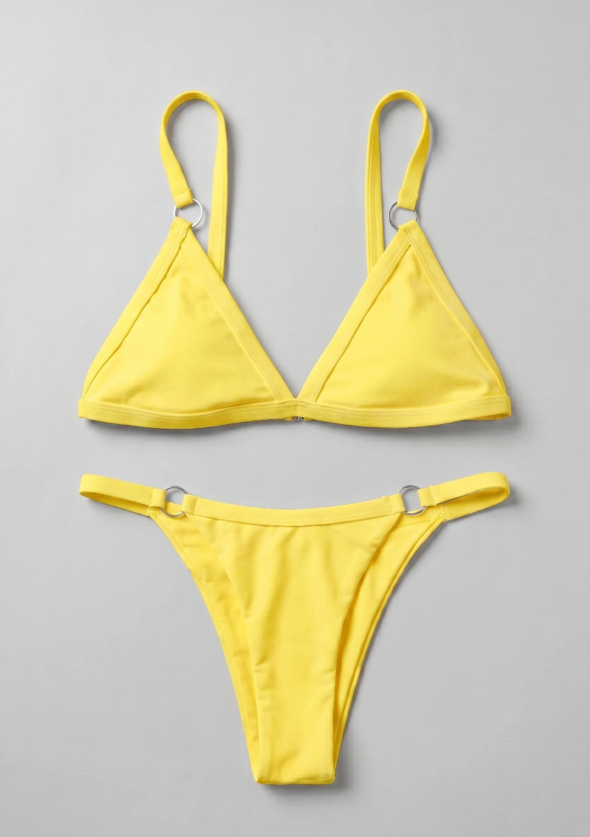 Klassischer Zweiteiler-Bikini mit dekorativen Ringen