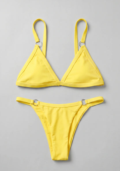 Klassischer Zweiteiler-Bikini mit dekorativen Ringen
