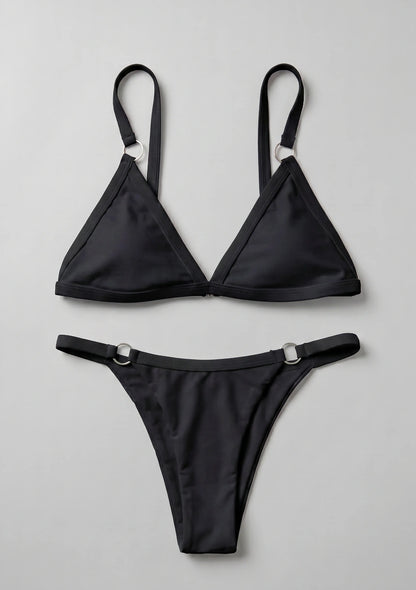 Klassischer Zweiteiler-Bikini mit dekorativen Ringen