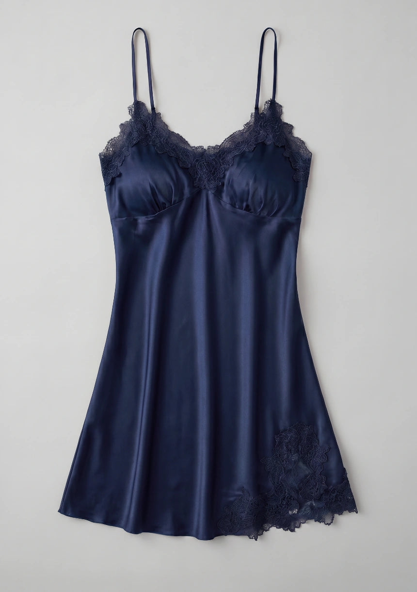Zartes Spitzen-Nachtkleid