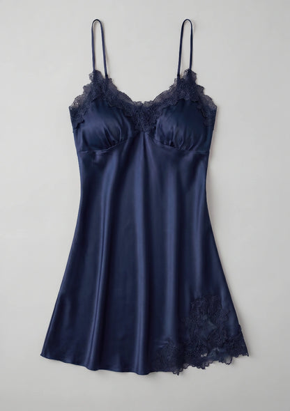 Zartes Spitzen-Nachtkleid