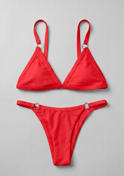Klassischer Zweiteiler-Bikini mit dekorativen Ringen