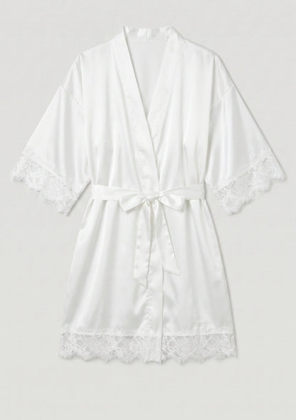 Satinrobe mit Spitzenbesatz